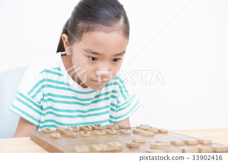 Elementary school girl pointing at shogi 33902416