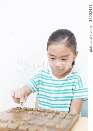 指向shogi的小學女孩 33902421