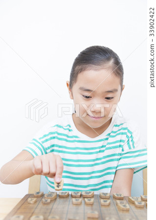 Elementary school girl pointing at shogi Elementary school girl pointing at shogi 33902422