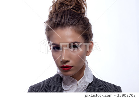 Portrait of a beautiful girl in a classic image. 33902702