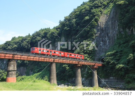 Train to go Hyakueda Iron Bridge 33904857
