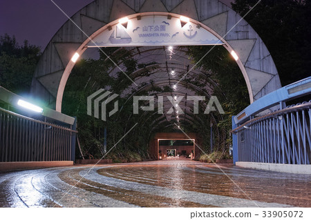 橫濱的一個下雨的夜景從Pauline橋的山下公園入口的拱門 33905072