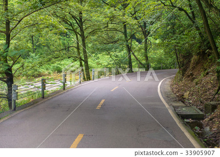 road curves in Tianmen mountain national park road curves in Tianmen mountain national park 33905907