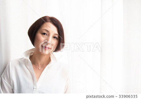 Short Bob's middle-aged woman 33906335