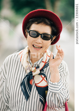高級女子戴著太陽鏡 33906601