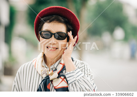 Senior lady wearing sunglasses 33906602