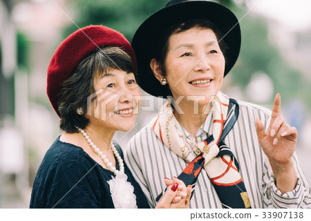 Two fashionable senior women 33907138