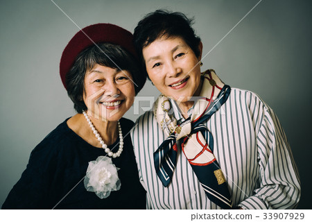 Two fashionable senior women 33907929
