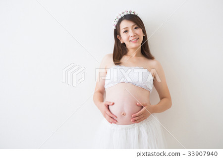 穿禮服的孕婦 穿禮服的孕婦 33907940