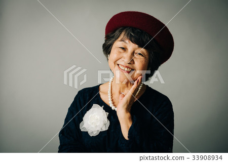 Stylish senior lady 33908934