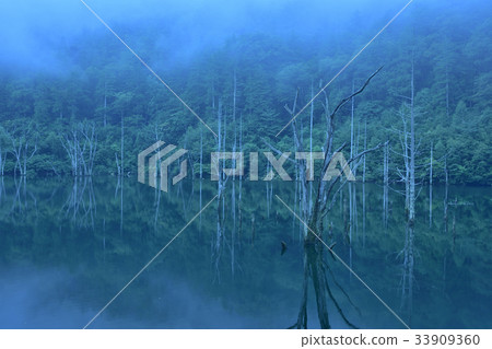 天然湖泊 33909360