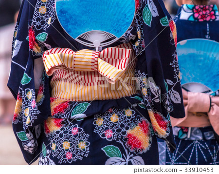 五顏六色的yukata跳舞的婦女在夏天好的妙語跳舞 33910453