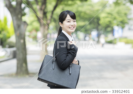 Freshmen women 33912401