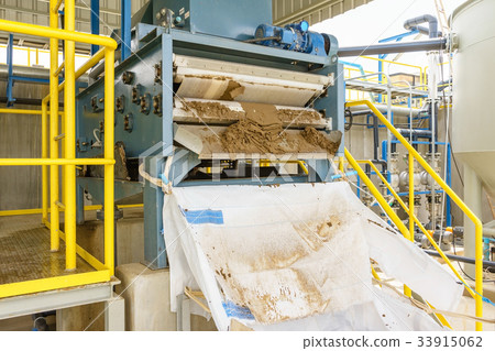 sludge disposal from wastewater treatment  33915062