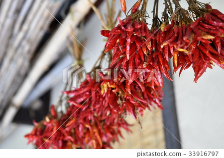  Red peppers 33916797