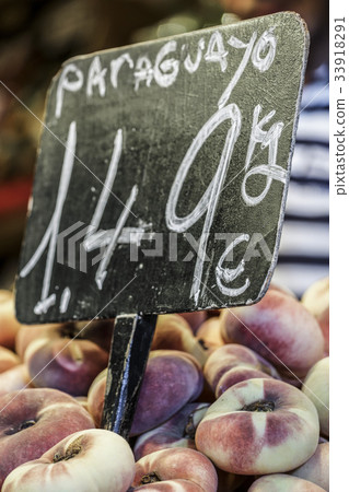 Peaches at grocery with price label Peaches at grocery with price label 33918291