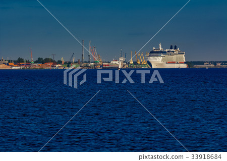 White giant cruise liner 33918684