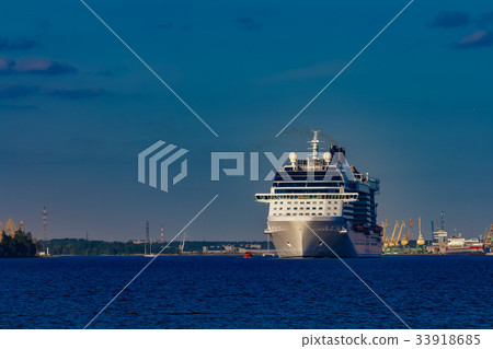 White giant cruise liner 33918685