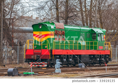 Green diesel locomotive 33919135