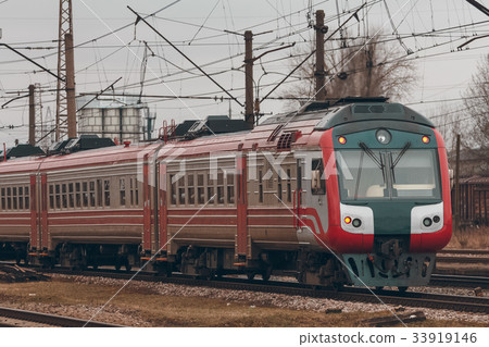 Red passenger train 33919146