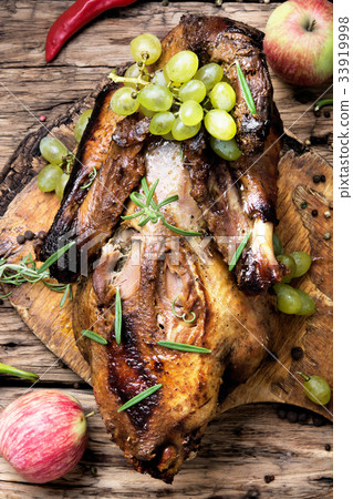 Appetizing roasted duck 33919998