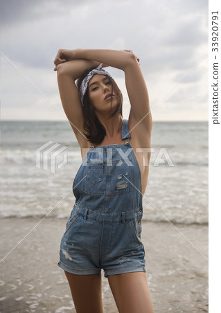 Model girl posing sexy at tropical beach location 33920791