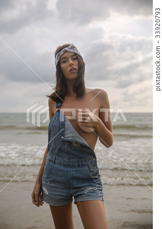 Model girl posing sexy at tropical beach location Model girl posing sexy at tropical beach location 33920793