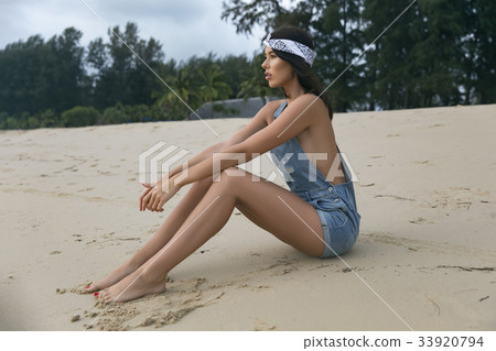 Model girl posing sexy at tropical beach location Model girl posing sexy at tropical beach location 33920794