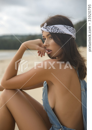 Model girl posing sexy at tropical beach location Model girl posing sexy at tropical beach location 33920795