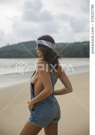 Model girl posing sexy at tropical beach location Model girl posing sexy at tropical beach location 33920796