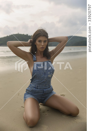 Model girl posing sexy at tropical beach location Model girl posing sexy at tropical beach location 33920797