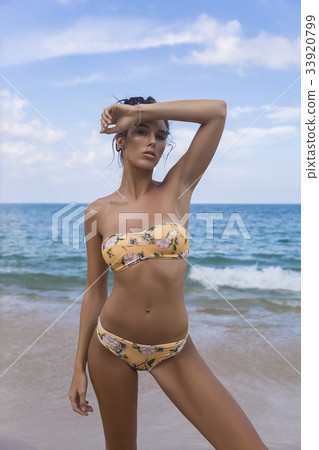Model girl posing sexy at tropical beach location 33920799