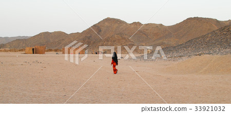 bedouin woman bedouin woman 33921032