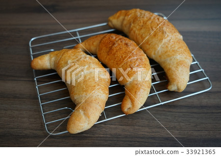 Salt bread, Salzstangen, bread rolls, crescent moon bread (Salzstangen) Salt bread, Salzstangen, bread rolls, crescent moon bread (Salzstangen) 33921365