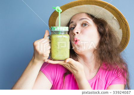 Organic Food. Healthy Eating Woman Drinking Fresh 33924087