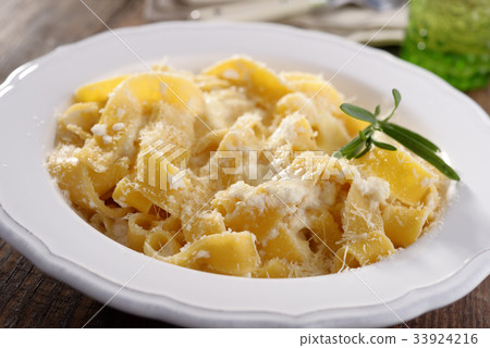 Fettuccine Alfredo with Parmesan cheese Fettuccine Alfredo with Parmesan cheese 33924216