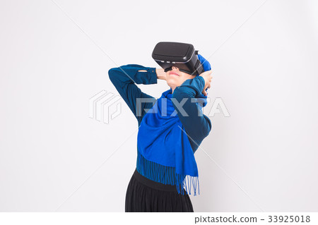 Young muslim woman with virtual reality glasses Young muslim woman with virtual reality glasses 33925018