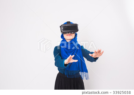 Young muslim woman with virtual reality glasses Young muslim woman with virtual reality glasses 33925038