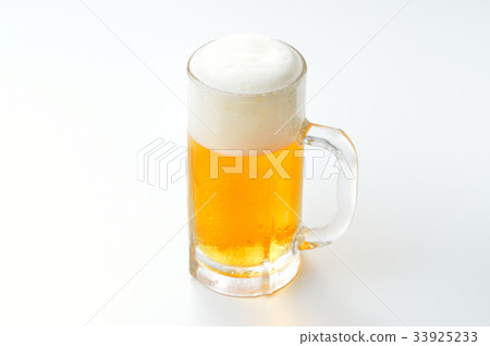 Raw beer, beer mugs, beer mugs, raw images. Alcoholic drink. Raw beer, beer mugs, beer mugs, raw images. Alcoholic drink. 33925233
