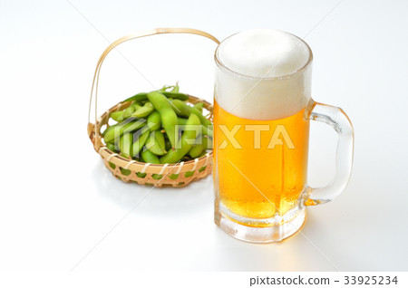 生啤酒,啤酒杯,啤酒杯,原始圖像。含酒精飲料。 生啤酒,啤酒杯,啤酒杯,原始圖像。含酒精飲料。 33925234