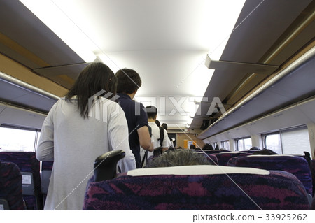 在繁忙季節擁擠的Tohoku Shinkansen火車 33925262