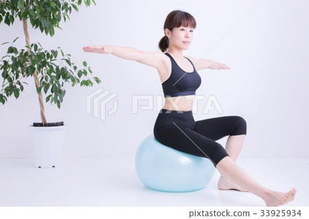 騎平衡球的婦女 騎平衡球的婦女 33925934