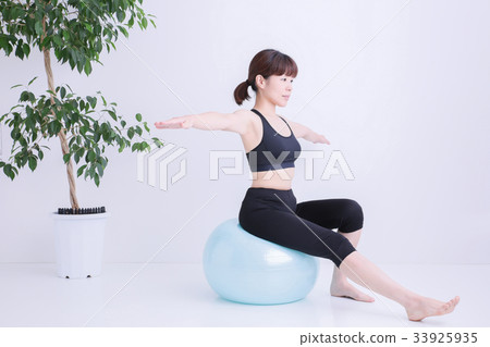 騎平衡球的婦女 騎平衡球的婦女 33925935