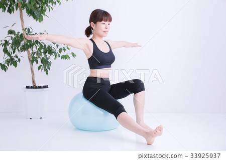 騎平衡球的婦女 33925937