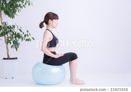 一名婦女坐平衡球 一名婦女坐平衡球 33925938