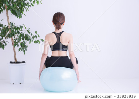 一名婦女坐平衡球 一名婦女坐平衡球 33925939