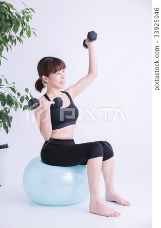 與平衡球和啞鈴的婦女訓練 與平衡球和啞鈴的婦女訓練 33925946