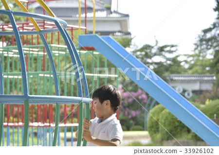 男孩玩玩具 33926102