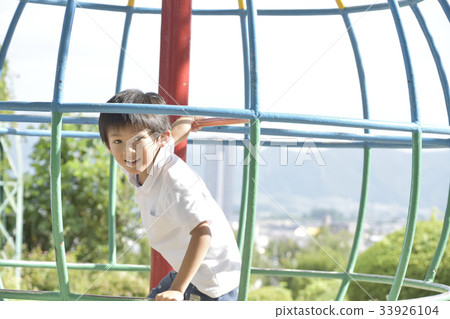 男孩玩玩具 33926104