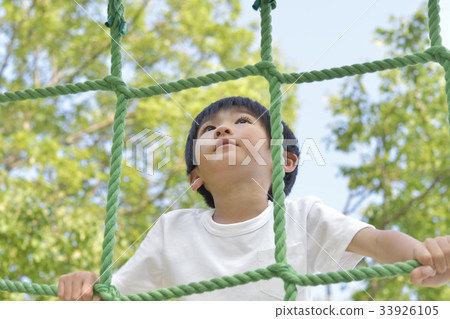 男孩玩玩具 33926105